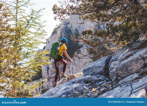 Escalador Con Mochila Y Casco Recorre Un Camino De Monta A En Las