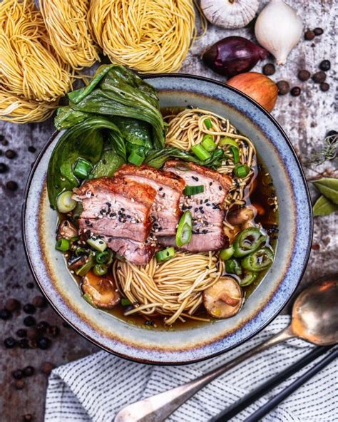 Miso Ramen Suppe mit knusprigen Schweinebauch Schritt für Schritt