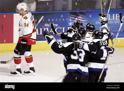 Los Miembros Del Tampa Bay Lightning Celebran Un Gol Por La Derecha