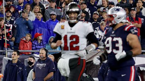 Tom Brady, Bill Belichick meet privately in locker room following Bucs