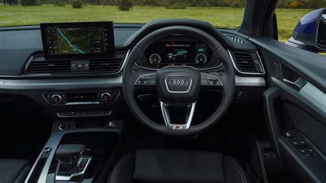 Audi Q5 Interior Layout & Technology | Top Gear