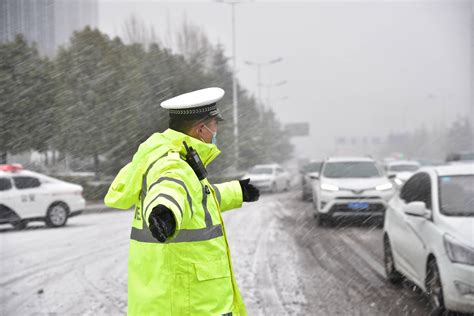 临沂交警直属三大队：雪天执勤保畅通 守护群众平安路 搜狐大视野 搜狐新闻