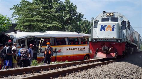 Tabrakan Bus Pariwisata Dengan Kereta Api Di Tulungagung Bagian