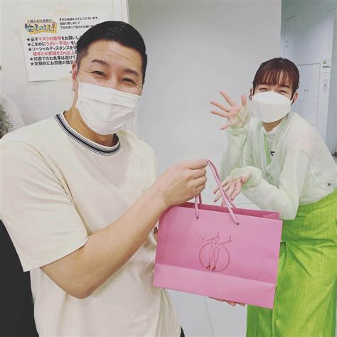 長田庄平さんのインスタグラム写真 長田庄平instagram「ヒル友からのプレゼント🎁 美炎な靴下セット嬉しい 佐藤栞里 ヒルナンデス 笑ってコラえて チョコレートプラネット