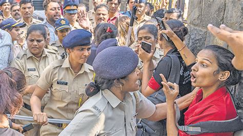 Fire Brigade Recruitment Police Lathi Charge Protesting Women Protest Mumbai News Hindustan