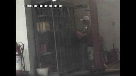 Cliente flagra homem fodendo mulher em área de circulação em posto de gasolina XVIDEOS