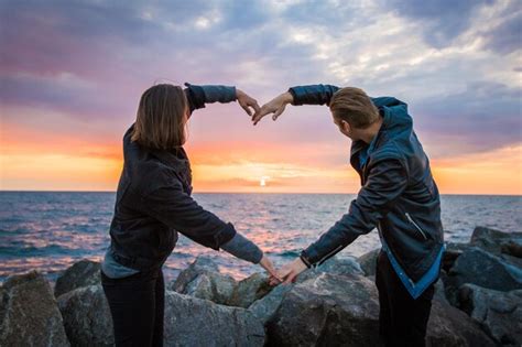 Fascinante Foto De Una Pareja Amorosa Haciendo Forma De Coraz N Con Los