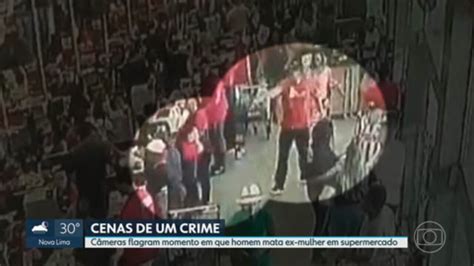 Vídeo Câmeras flagram momento em que homem mata a ex mulher em