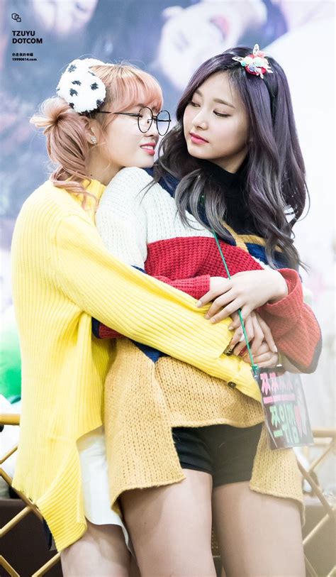 Momo & Tzuyu : kpics