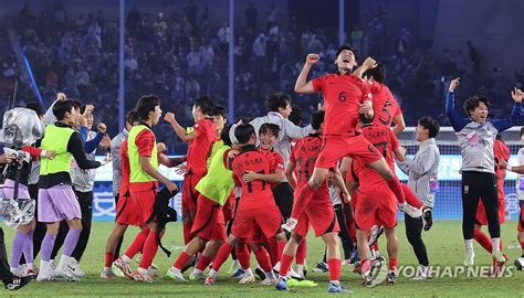 한국 난적 일본에 역전승 거두며 Ag 축구 3연패 연합뉴스