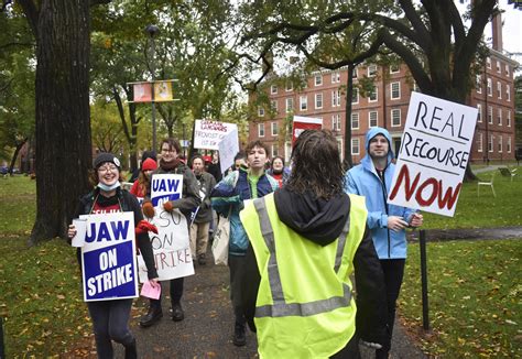 Strike Day 1: Graduate Students Begin Picketing in Harvard Yard and ...