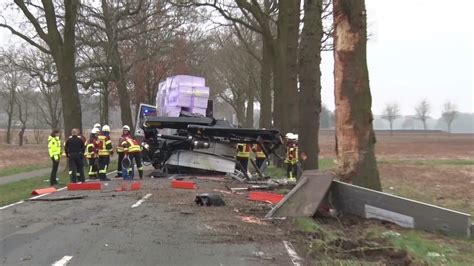 Kollision Mit Baum Tr Mmerfeld Nach Lkw Unfall Bei L Ningen Ndr De