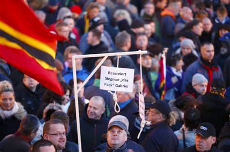 Bilderstrecke Zu Tausende Demonstrieren Bei Pegida Kundgebung In