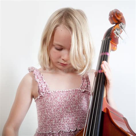 Portrait De Studio D Une Fille Blonde Mignonne Tenant Un Morceau De