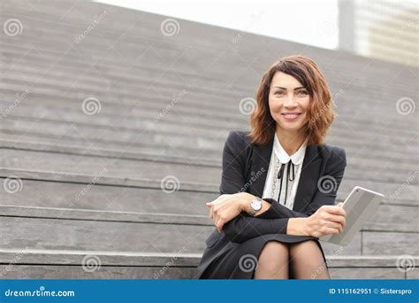 Businesslady Que Senta Se Em Escadas Tabuleta E Trabalho Imagem De