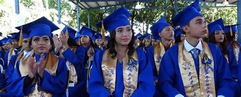 Alumnos Del Colegio Enrique Flores Reciben Su Diploma De Bachiller