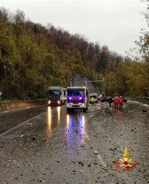 Maltempo In Lombardia Frana Sulla Statale Lecco Ballabio Distrutto Un