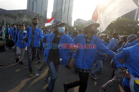 FOTO Mahasiswa Dan Buruh Kembali Tolak UU Omnibus Law Di Hari Sumpah