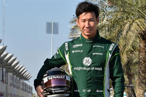 小林可夢偉、ケータハムのレーシングスーツ姿を披露 【 F1 Gate Com