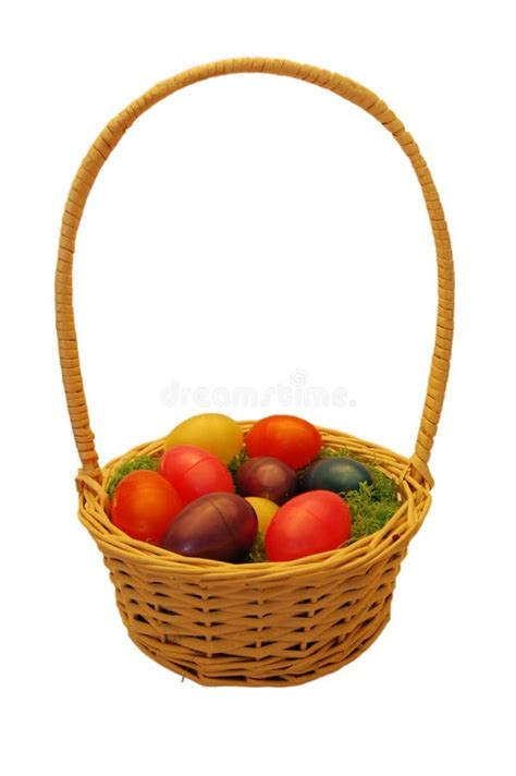 Cesta De Mimbre De Pascua Con Los Huevos Plásticos Coloridos Imagen de