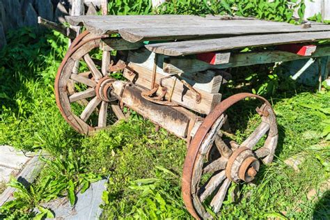 Un Vieux Chariot D Labr E Dans Une Cour Rurale Image Stock Image Du