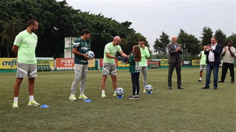 Abel Ferreira e comissão técnica são homenageados pelos três anos de