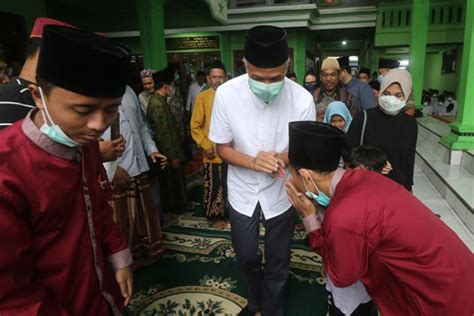 Napak Tilas Ulama Ganjar Ziarah Ke Makam Tokoh Pendiri Nu Di Jatim