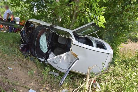 Szalagkorlátra hajtott fűkaszának ütközött és fának csapódott egy