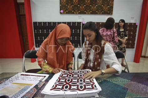 Pameran Desain Batik Antara Foto