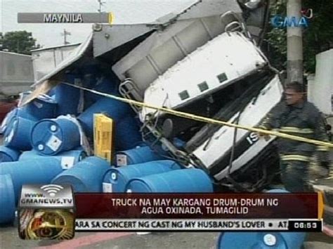 24 Oras Truck Na May Kargang Drum Drum Na Agua Oxigenada Tumagilid