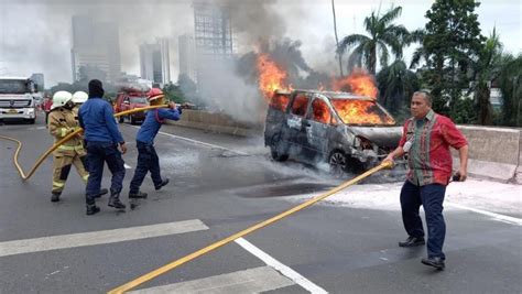 Baru Keluar Dari Bengkel Mobil Hangus Terbakar Di Tol JORR Cilandak