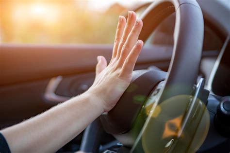 M O Aperta A Buzina No Volante De Um Carro Moderno Sem Rosto Foto Premium