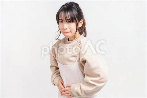 お腹に手を当てる若い女性 No 4163009｜写真素材なら「写真ac」無料（フリー）ダウンロードok