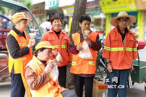 衡阳：让城市更温暖 志愿者爱心早餐送环卫工