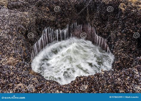 Thor`s Well Hole Cape Perpetua Oregon Coast Stock Image - Image of ocean, motion: 97865399