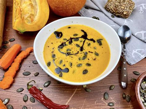 Gesunde Kürbissuppe Kürbis Karotten Suppe mit Kokos