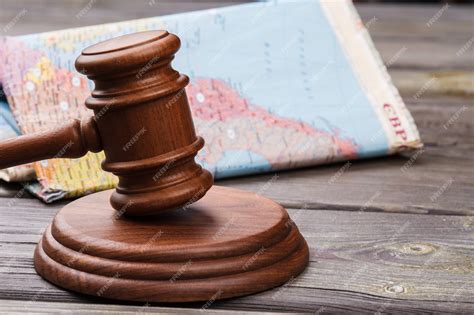 Судейский молоток и красочная карта мира. | Премиум Фото