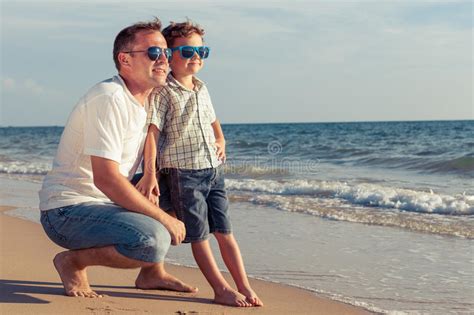 Pai E Filho Que Jogam Na Praia No Tempo Do Dia Foto De Stock Imagem