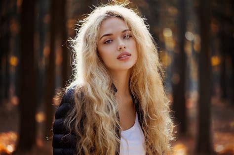 1920x1080 Women Blue Eyes Long Hair Blonde Looking At Viewer Wallpaper