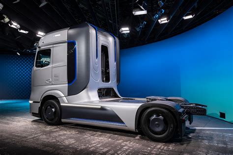 Mercedes Benz Genh2 Truck Signals 2025 Fuel Cell Long Hauler With 1000