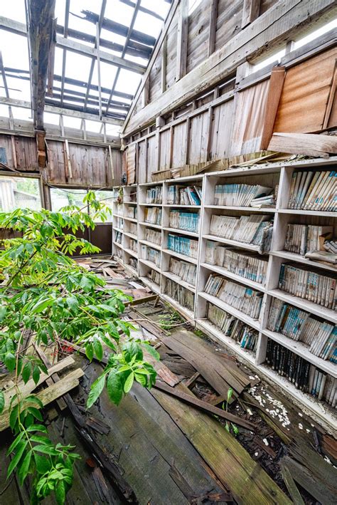 とっくん on Twitter RT urbex 34 自然に還りつつある廃校の図書室