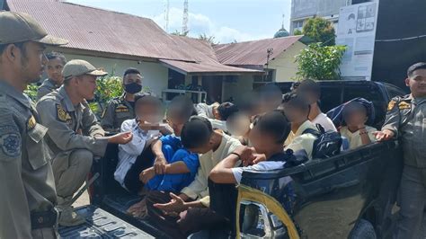 Asyik Nongkrong Di Warung Pelajar Diangkut Satpol Pp Padang