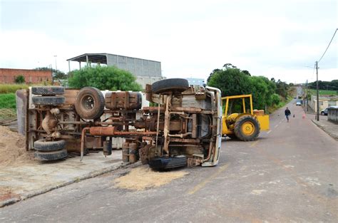 Caminh O Areia Tomba Em Bairro De Pg Boca No Trombone