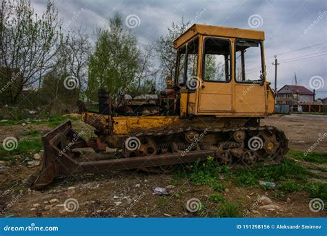 Trator Enferrujado Sobre Carris No Campo Foto De Stock Imagem De