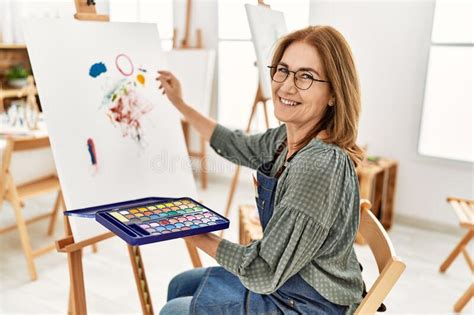 Mujer Artista De Mediana Edad Sonriendo A Feliz Pintura En El Estudio