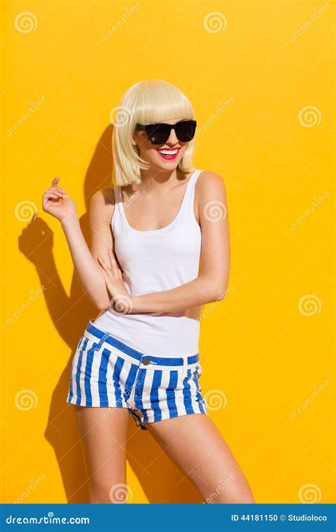 Fille Blonde De Sourire Dans Des Lunettes De Soleil Noires Photo Stock Image Du Expression