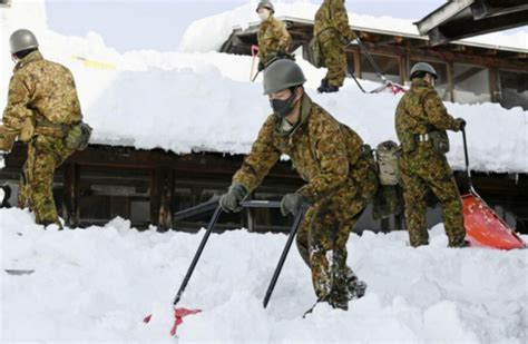 积雪1米厚！日本多地连降暴雪：十余人丧生 自卫队员爬屋顶铲雪荔枝网新闻