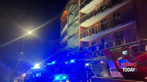 Grosso Incendio In Una Palazzina A Milano