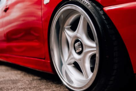 A close up of a red sports car tire photo – Free Brasil Image on Unsplash