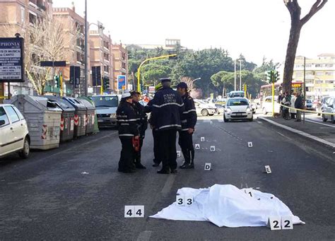 Roma travolto e ucciso mentre attraversa la strada è la 153ma vittima